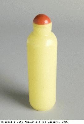 Snuff bottle with coral cap